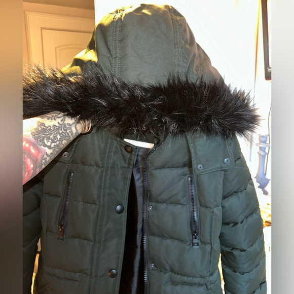 🌲💚NWOT Guess Women’s Winter Parka Coat Dark Olive Green, Black Faux Fur Hood🌲💚 - Picture 6 of 16